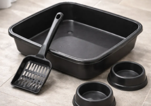 Kit bienvenida! Bandeja sanitaria + 2 platos + pala plástica (Varios colores)